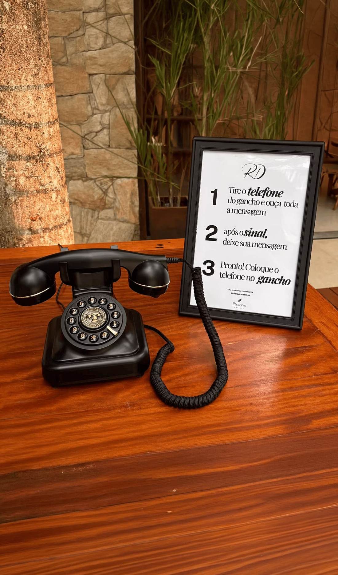 Telefone retrô com instruções de uso